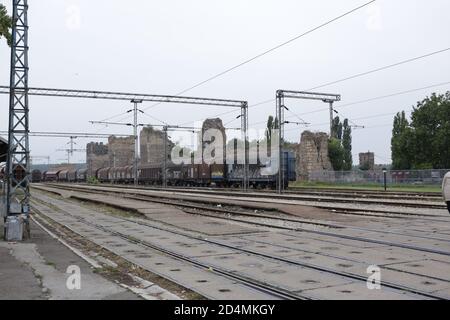 Vue sur le train de marchandises stationné devant la forteresse Smederevo. En face de la forteresse il y a le trafic ferroviaire . Banque D'Images