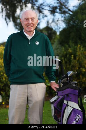 Eddie Harper, ancien Conventeur junior au Hollywood Golf Club, Co. Down, qui a reçu la Médaille de l'Empire britannique (BEM) pour ses services au Junior Golf en Irlande du Nord dans la liste des honneurs d'anniversaire de la Reine, sur la première boîte à tee du club. Banque D'Images