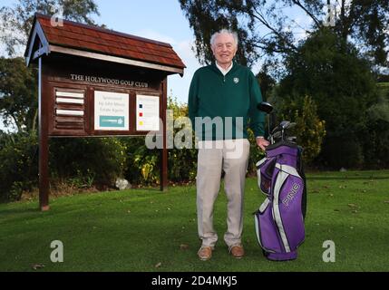 Eddie Harper, ancien Conventeur junior au Hollywood Golf Club, Co. Down, qui a reçu la Médaille de l'Empire britannique (BEM) pour ses services au Junior Golf en Irlande du Nord dans la liste des honneurs d'anniversaire de la Reine, sur la première boîte à tee du club. Banque D'Images