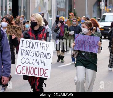 Ottawa, Canada. 9 octobre 2020. Les non-Autochtones se joignent à la communauté locale des Premières nations pour organiser une marche dans les rues de la capitale pour exprimer leur colère sur les questions continues de respect de leurs droits par les autorités gouvernementales et la police, et pour obtenir leur terre de retour. Ils ont traversé la ville en tenant des cercles de parole et de chant à chaque intersection et ont été joints sur la promenade par une centaine de non-autochtones leur pour soutenir leurs demandes. Credit: Meanderingemu/Alamy Live News Banque D'Images