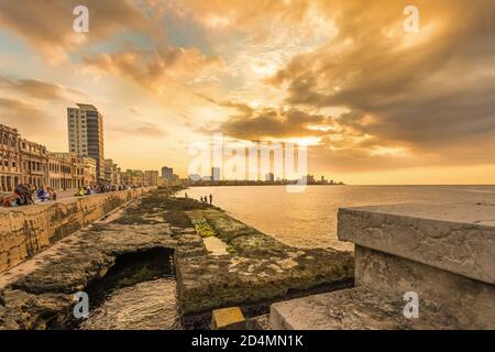 Magnifique coucher de soleil à la Havane avec vue sur les cubains et Touristes le long de l'avenue Malecon Banque D'Images