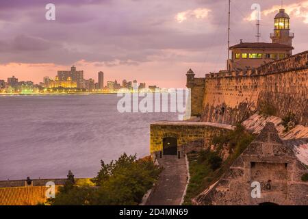 Coucher de soleil à la Havane avec vue sur le château d'El Morro et les gratte-ciel de la ville Banque D'Images