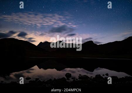 Une vue nocturne de Blea Tarn avec la Plow (grand balancier) au-dessus des fells. Banque D'Images