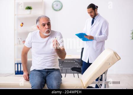 Patient souffrant du diabète médecin traitant Banque D'Images