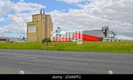 Corowa, Nouvelle-Galles du Sud / Australie - septembre 26 2020 : un gros camion à l'extérieur de l'usine de Rivalea à Corowa, Nouvelle-Galles du Sud, Australie Banque D'Images