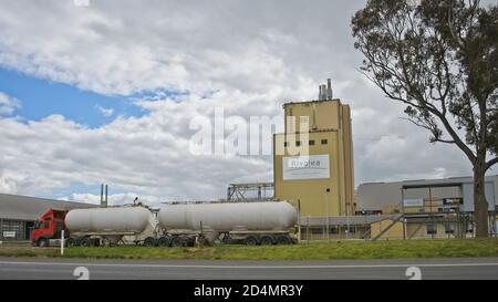 Corowa, Nouvelle-Galles du Sud / Australie - septembre 26 2020 : pétrolier en vrac à l'extérieur de la grande usine de Rivalea à Corowa, Nouvelle-Galles du Sud, Australie Banque D'Images