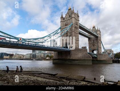 Londres, Royaume-Uni. 6 octobre 2020. Photo prise le 6 octobre 2020 montre le Tower Bridge sur la Tamise, à Londres, en Grande-Bretagne. Le produit intérieur brut (PIB) de la Grande-Bretagne a enregistré la quatrième hausse mensuelle consécutive en août 2020, mais est resté bien en dessous des niveaux antérieurs à la pandémie, a déclaré le Bureau britannique des statistiques nationales (ONS) le 9 octobre. Credit: Han Yan/Xinhua/Alay Live News Banque D'Images