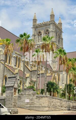 Vue verticale sur la rue de la cathédrale de la très Sainte Trinité aux Bermudes. Banque D'Images