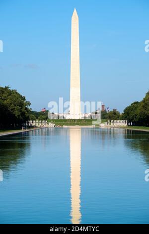 Le Washington Monument se reflète sur le Lincoln Memorial Reflecting Pool à Washington D.C. Banque D'Images