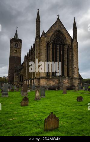 Cathédrale de Dunblane avec le chantier naval en premier plan, Écosse Banque D'Images