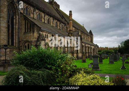 Cathédrale de Dunblane avec le chantier naval en premier plan, Écosse Banque D'Images