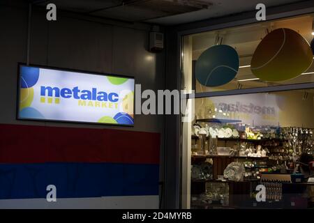 BELGRADE, SERBIE - 21 JUILLET 2020 : logo Metalac sur leur principal magasin de détail à belgrade. Metalac est un fabricant et détaillant serbe de cuisine en métal Banque D'Images