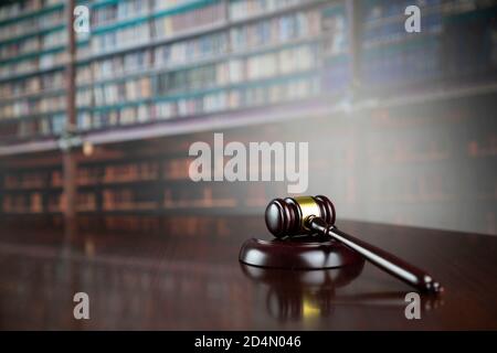 Un marteau sur la table. Droit, enchères et concept d'entreprise. Lieu de logo ou texte. Banque D'Images