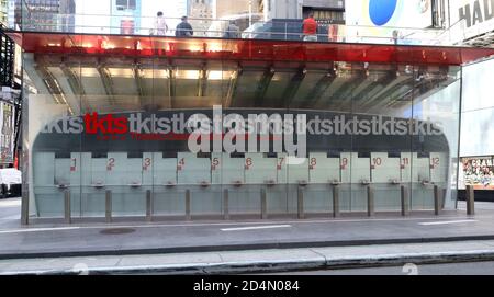 New York, New York, États-Unis. 9 octobre 2020. Vue sur le stand TKTS (Theatre Development Fund) qui vend normalement des billets à prix réduit pour les productions de Broadway et hors-Broadway dans un Times Square déserté. La Broadway League a annoncé que toutes les représentations de Broadway resteront sombres jusqu'au 30 mai 2021 en raison de la COVID-19. Broadway est fermée depuis le 12 mars 2020 à la pandémie. Près de 97,000 travailleurs dépendent de Broadway pour leur subsistance, avec une perte économique de 14.7 milliards de dollars par an. Crédit : Nancy Kaszerman/ZUMA Wire/Alay Live News Banque D'Images