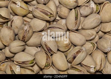 Image macro de pistaches éparpillées. Les arbres sont originaires de l'Asie et du Moyen-Orient. Banque D'Images