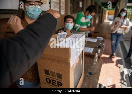 La Paz, Bolivie. 9 octobre 2020. Une femme participant à une simulation de vote projette son bulletin dans une école qui servira de lieu de vote. L'élection se tiendra le 18 octobre 2020, presque exactement un an après la dernière controversée qui a conduit à une grave crise politique en Bolivie et à la démission forcée de l'ancien président Evo Morales. Credit: Radoslaw Czajkowski/ Alamy Live News Banque D'Images