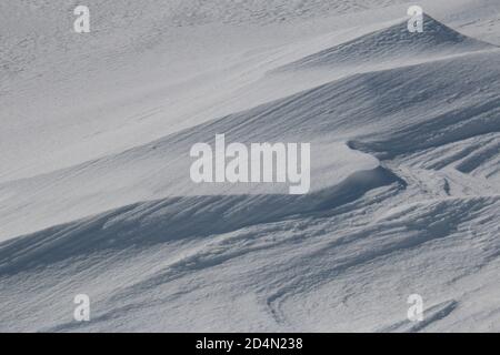 Motifs naturels dans la neige balayée par le vent Banque D'Images