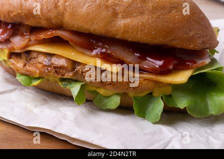 Cheeseburger frais savoureux sur un bois Banque D'Images