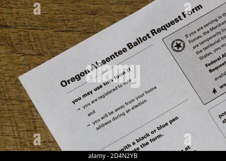 Gros plan d'un bulletin de vote des absents de l'État de l'Oregon formulaire de demande sur fond de bois. Banque D'Images