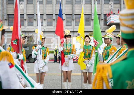 Les meneurs de l'école secondaire de la première fille de Taipei sont prêts pour une représentation lors des répétitions de la célébration de la double dixième journée nationale au boulevard Ketagalan. Crédit : SOPA Images Limited/Alamy Live News Banque D'Images