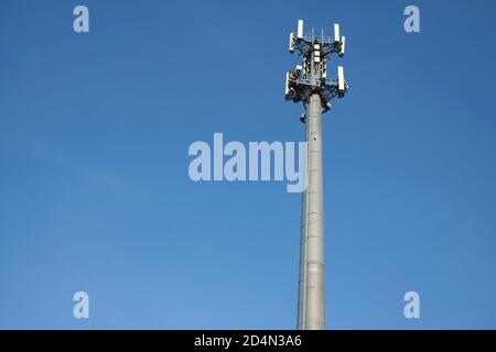 Tour de téléphone mobile contre ciel bleu Banque D'Images