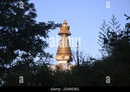 Une école bouddhiste appelée gumba. La photo est de gumba nommé 'chiseni' dans les collines de Katmandou, Népal. C'est un bel endroit pour le tourisme. Banque D'Images