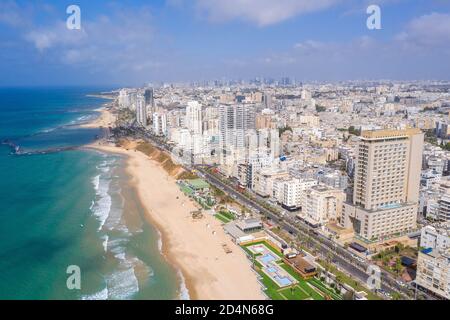 Vue aérienne sur la côte méditerranéenne de Bat Yam lors d'une belle journée. Banque D'Images