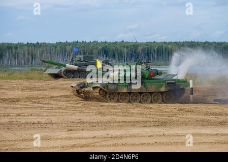 ALABINO, RUSSIE - 27 AOÛT 2020 : char T-72B3 de l'équipe kirghize sur la piste de biathlon. Jeux internationaux de l'armée Banque D'Images