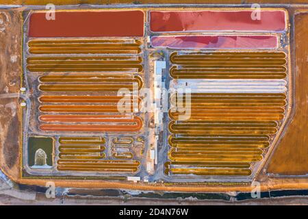 Piscines d'évaporation de la culture du sel pour le marché intérieur, vue aérienne. Banque D'Images