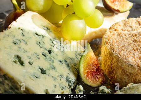 Camembert et roquefort avec des raisins et des figues en gros plan Banque D'Images