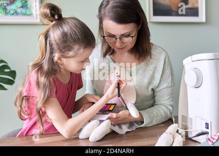 Mère et fille enfant jouent ensemble à la maison Banque D'Images