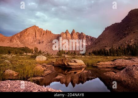 Lumière du soir sur le Cirque des Tours à couper le souffle, vue depuis Shadow Lake, Wind River Range, Wyoming, États-Unis Banque D'Images