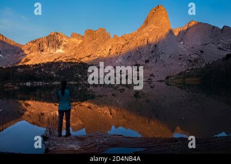 Lever du soleil au magnifique Cirque des Tours, vu depuis le lac Lonesome, Wind River Range, Wyoming, États-Unis Banque D'Images