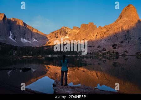 Lever du soleil au magnifique Cirque des Tours, vu depuis le lac Lonesome, Wind River Range, Wyoming, États-Unis Banque D'Images