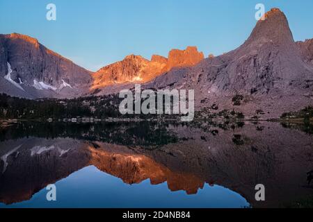 Lever du soleil au magnifique Cirque des Tours, vu depuis le lac Lonesome, Wind River Range, Wyoming, États-Unis Banque D'Images