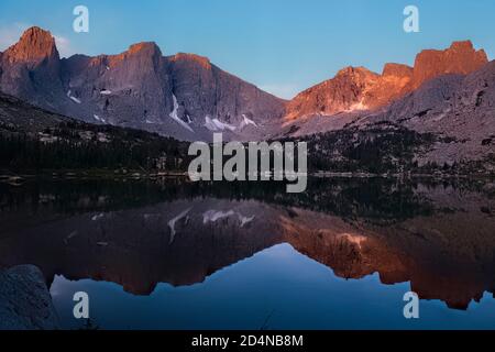 Lever du soleil au magnifique Cirque des Tours, vu depuis le lac Lonesome, Wind River Range, Wyoming, États-Unis Banque D'Images