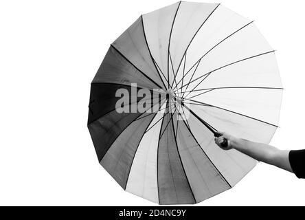 homme tenant un parapluie - noir et blanc Banque D'Images