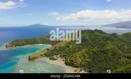 Site touristique célèbre : l'île Sleeping Dinosaur située sur l'île de Mindanao, Philippines. Vue aérienne des îles tropicales et de la mer bleue. Banque D'Images