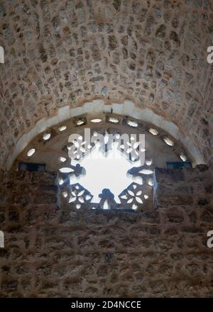 Fenêtre d'église en forme de croix de l'église Saint-Pierre dans la ville antique d'Antiokheia. Antakya, Turquie Banque D'Images