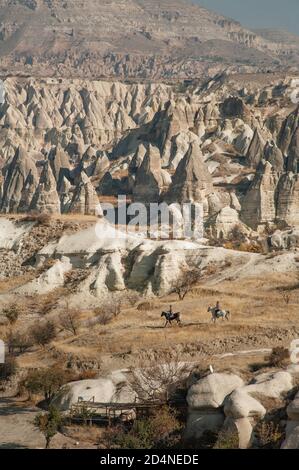 Cappadoce, Turquie. 8 novembre 2017 cavaliers dans la vallée de Gorkundere près de la ville anatolienne de Goreme à Cappadoca, Turquie. Le spectaculaire vo Banque D'Images