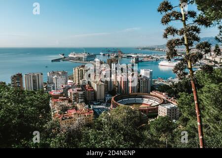 Malaga / Espagne - octobre 2019 : paysage urbain unique du centre-ville. Vue depuis un point de vue célèbre. Vue sur toute la ville : bull Ring, port avec croisière Banque D'Images