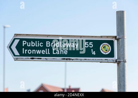 Voie d'accès publique 55 vers Ironwell Lane en direction de Hawkwell à Rochford, Essex, Royaume-Uni. Signe vert. Panneau de signalisation. Proche du développement de nouveaux logements Banque D'Images