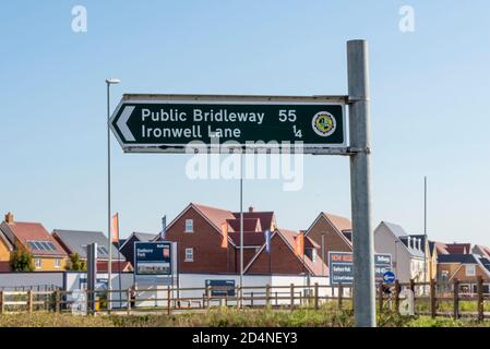 Voie d'accès publique 55 vers Ironwell Lane en direction de Hawkwell à Rochford, Essex, Royaume-Uni. Signe vert. Panneau de signalisation. Proche du développement de nouveaux logements Banque D'Images