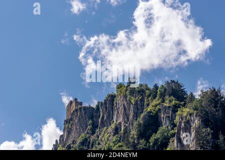 Château de Laudegg surplombant une saillie d'ardoise, vue du centre de Prutz, en Autriche, contre un beau ciel Banque D'Images