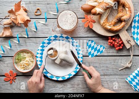 Fêtez l'Oktoberfest seul. Cuisine traditionnelle et bière, vue sur une table en bois vieilli, Banque D'Images