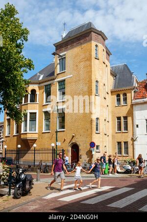 Vue sur le centre-ville de Gouda. Rue Westhaven avec le monument et l'ancien entrepôt de Zon un après-midi ensoleillé. Pays-Bas, pays-Bas. Banque D'Images