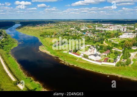 Une vue depuis une hauteur de la ville de Staritsa Et le monastère de la Sainte Dormition sur les rives du Rivière Volga Banque D'Images