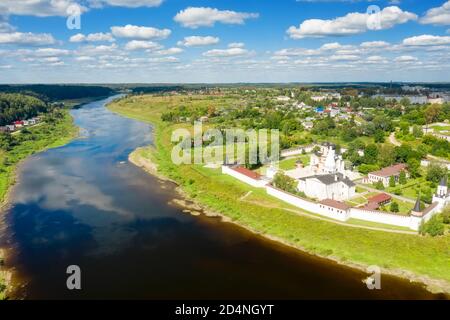 Une vue depuis une hauteur de la ville de Staritsa Et le monastère de la Sainte Dormition sur les rives du Rivière Volga Banque D'Images