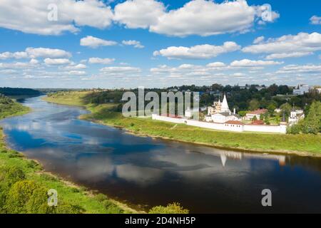 Une vue depuis une hauteur de la ville de Staritsa Et le monastère de la Sainte Dormition sur les rives du Rivière Volga Banque D'Images