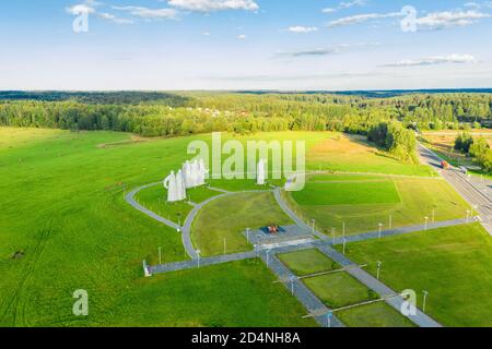 DUBOSEKOVO, région de Moscou, Russie - 20 août 2020. Vue de dessus des héros du Mémorial Panfilov dédiés à 28 soldats de l'Armée Rouge. Une grande pierre s Banque D'Images